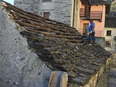 Abbau eines Steindaches